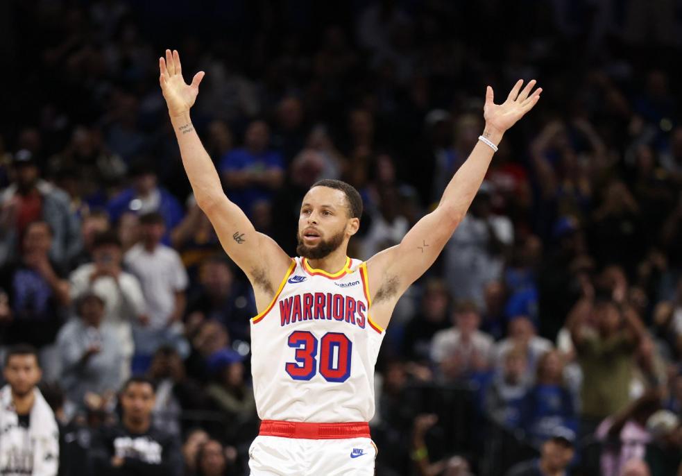 看NBA上咪咕视频，9月28日美媒报道了库里在与勇士签下2年1.16亿美元的续约