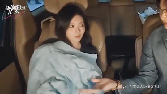 周佑凌牵手先征求柳柳同意柳柳不好意思和周佑凌牵手 柳柳的害羞是全方位的，沙发上用