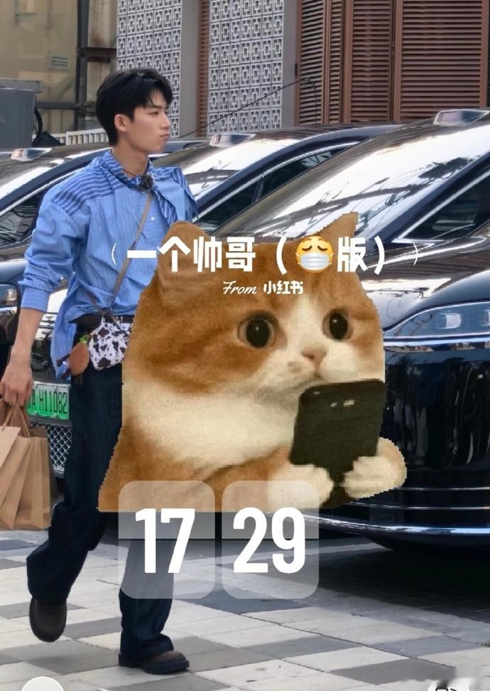 王星越花少路透新鲜出炉的录制路透太亮眼，王星越一身蓝条纹衬衫干净清爽，少年感直接