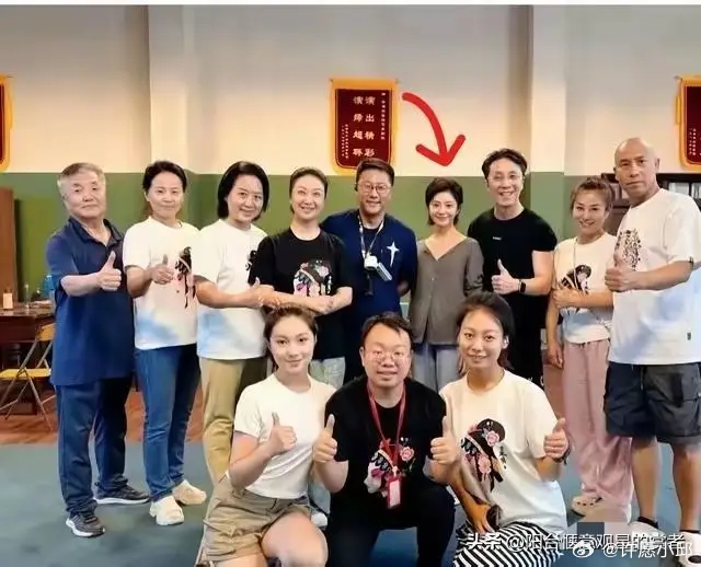 刘浩存这张合照，把内娱藏了多年的上镜潜规则撕了个粉碎。 
