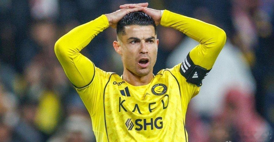 c罗继续罢赛抗议c罗 球报：C罗继续罢赛，因为俱乐部仍未支付欠薪。据葡萄牙媒体《