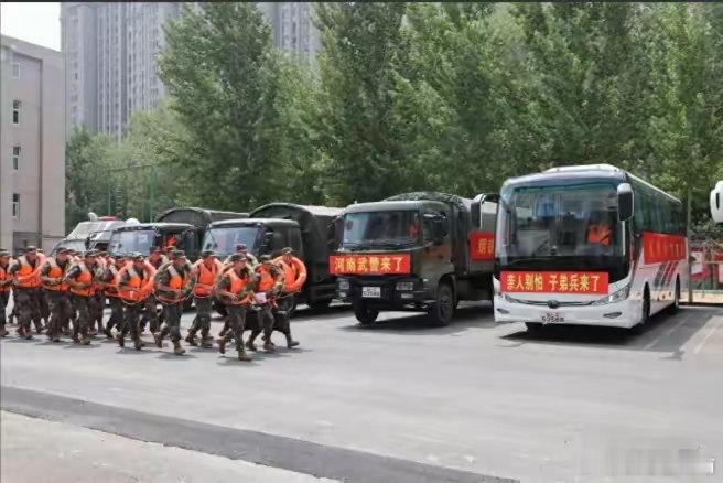 #武警在河南南阳转移村民500多人#【武警在河南南阳转移村民500多人 洪水无情