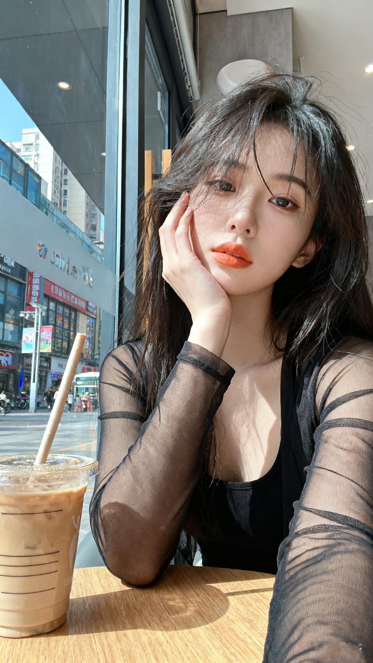 上联：香烟点孤独， 
下联：咖啡解忧虑。
秀出你的上下联