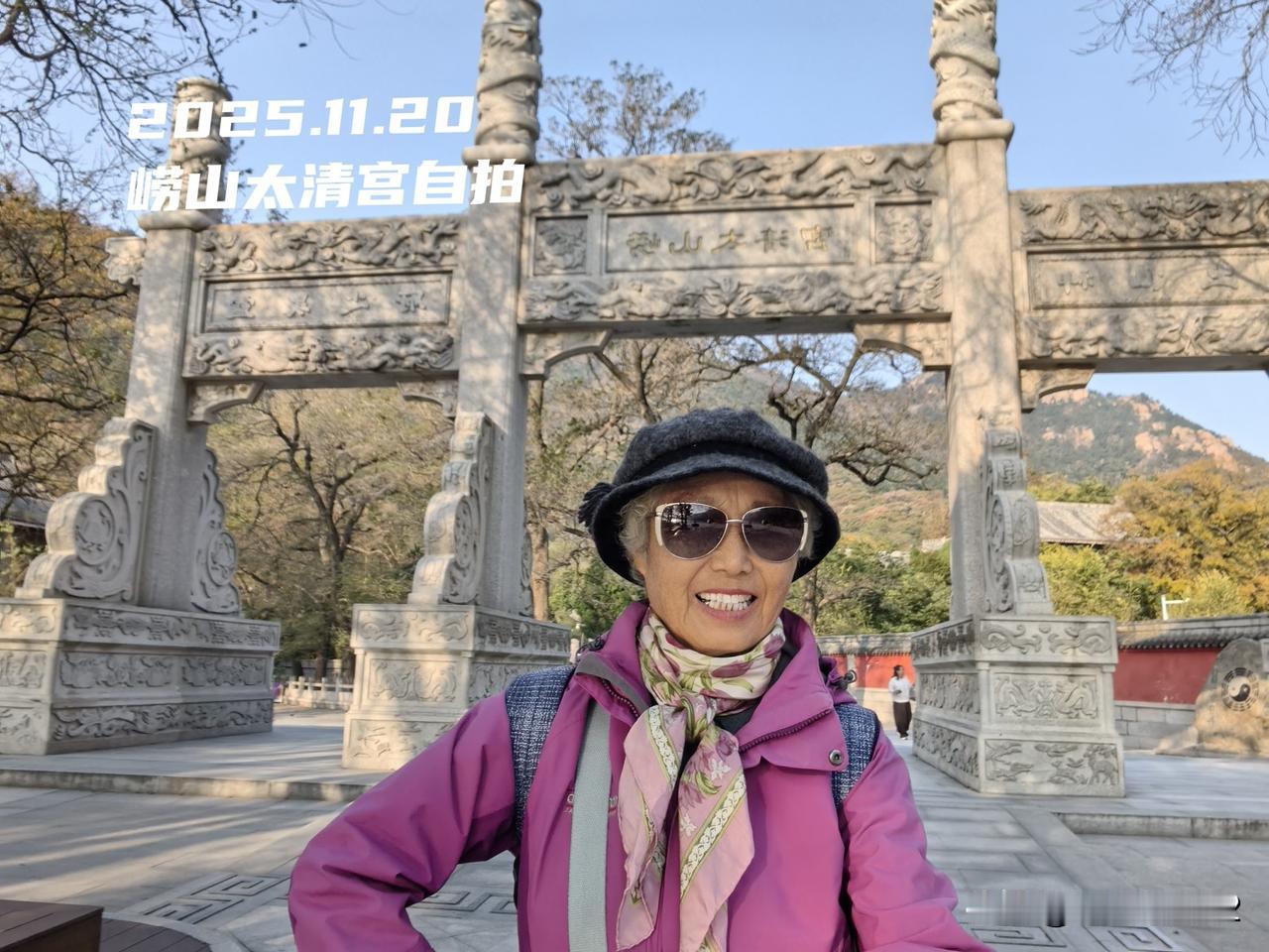 每天清晨醒来，看到镜子中的自己还能自立，不需要连累依靠任何人，就会很开心快乐[捂