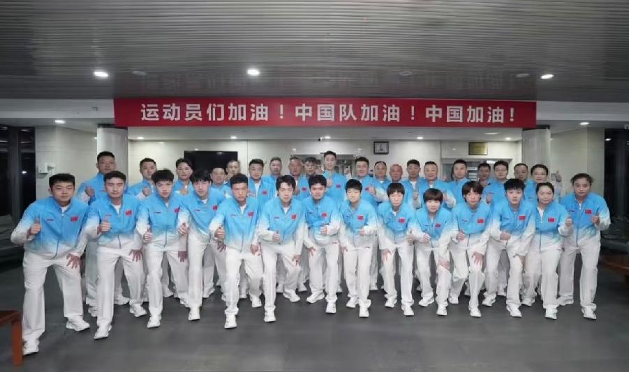 必须记录一下国乒出征的风采，
俊男靓女真养眼，
这次的领奖服太亮眼了，
配色也是