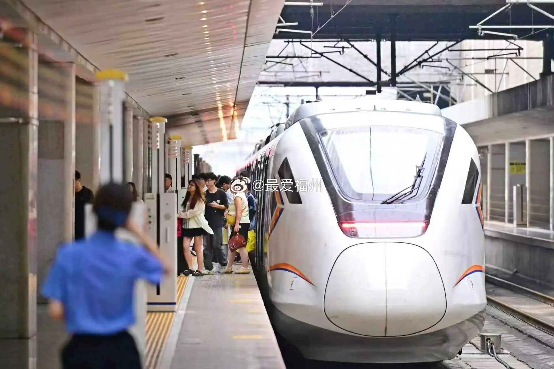 6月20日全国铁路预计发送旅客1224万人次6月20日端午节假期第2天，全国铁路