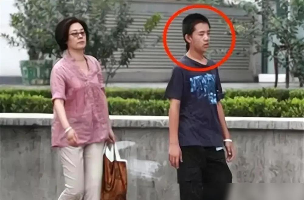 63岁丛珊飞巴黎，竟是给30岁的索邦大学毕业继子当保姆，每两个月一次，亲妈都不一