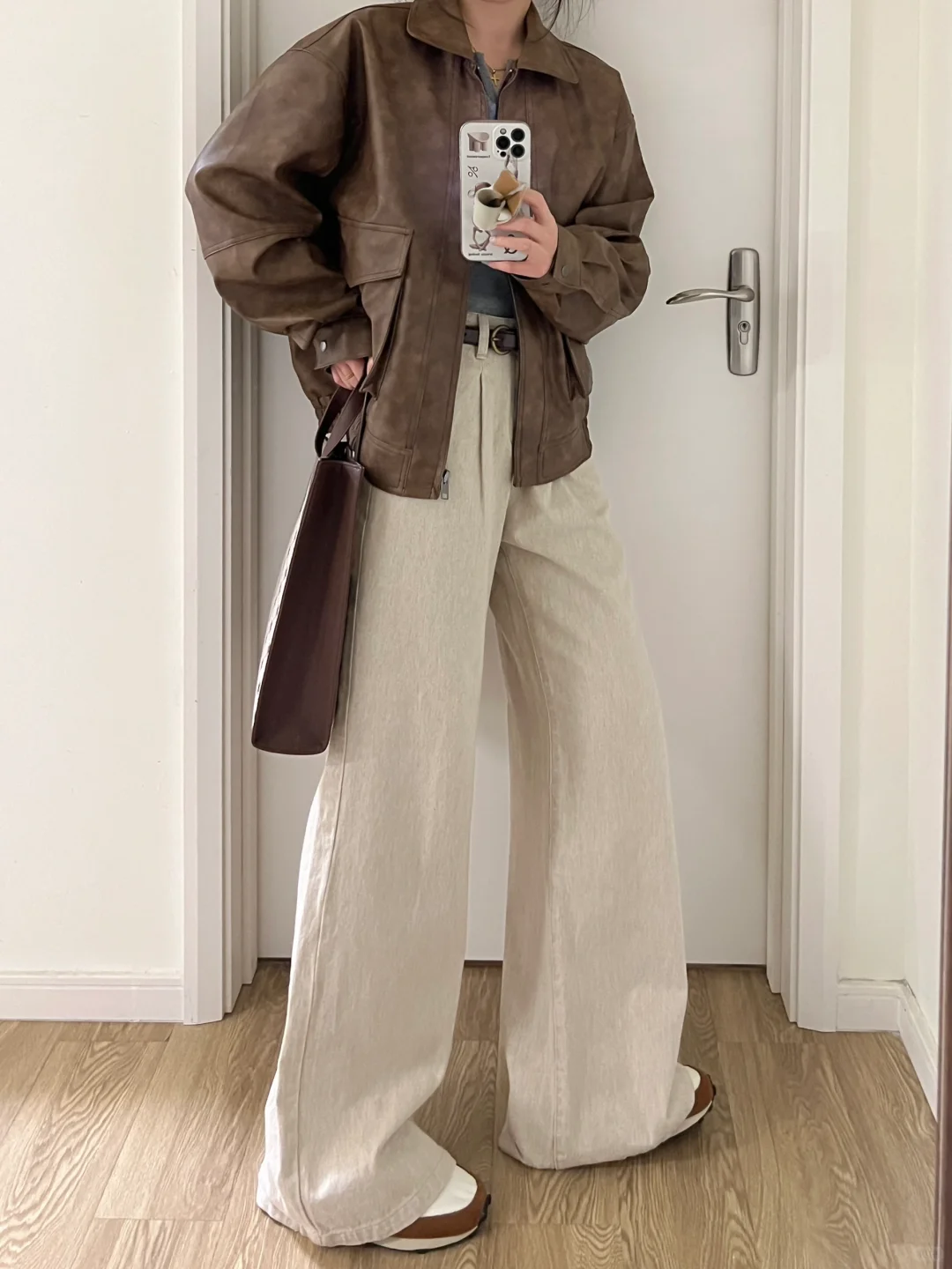 早春复古休闲｜咖色皮衣外套+灰杏直筒牛仔裤