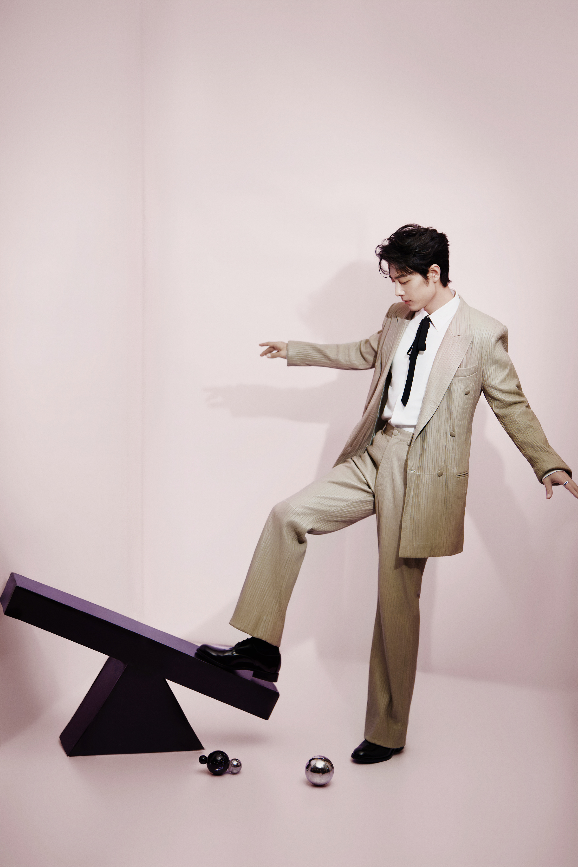 肖战活动造型：向来没有打安全牌的义务 电视剧品质盛典