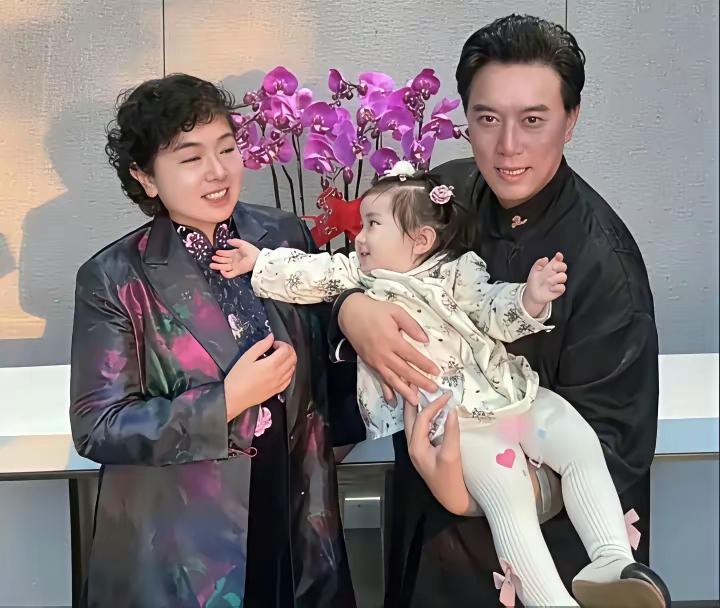 你们认识这位男士吗？
他的演技出神入化，就算是葛优、陈凯歌见了都是甘拜下风的存在