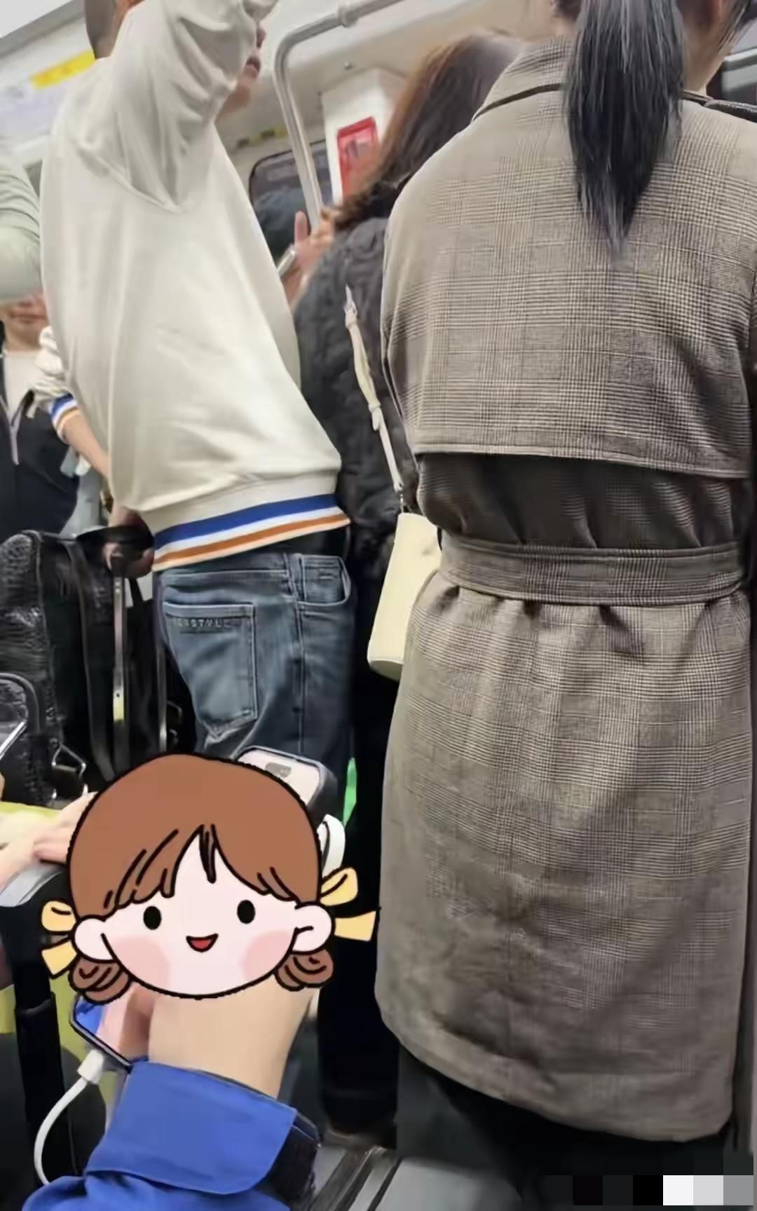 简直令人发指！长沙地铁男子猥亵女乘客，光天化日之下用下体蹭来蹭去。太嚣张！4月3