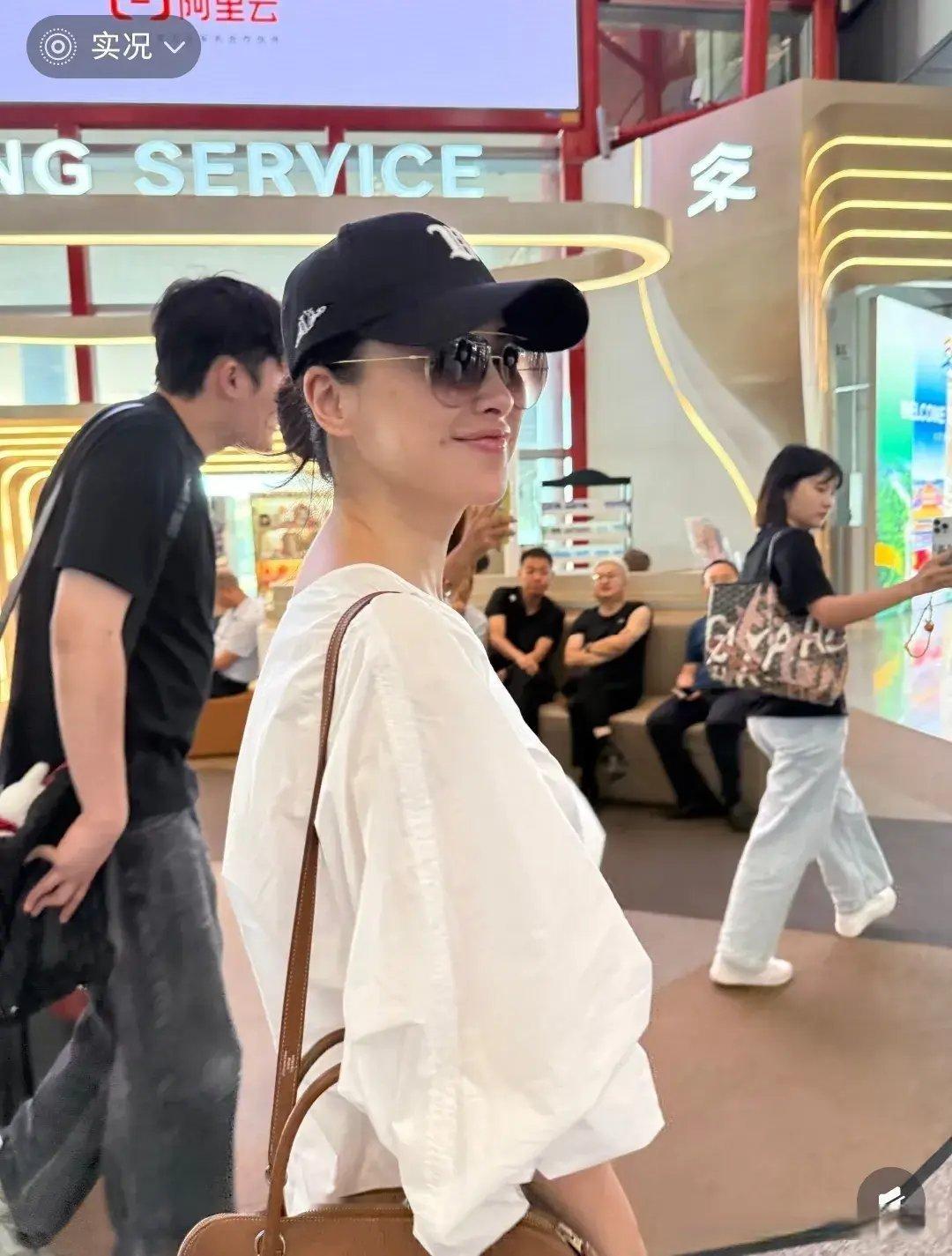 网友机场偶遇朱珠，完全素颜很漂亮，小雀斑在她脸上像是完美的点缀！ ​​​