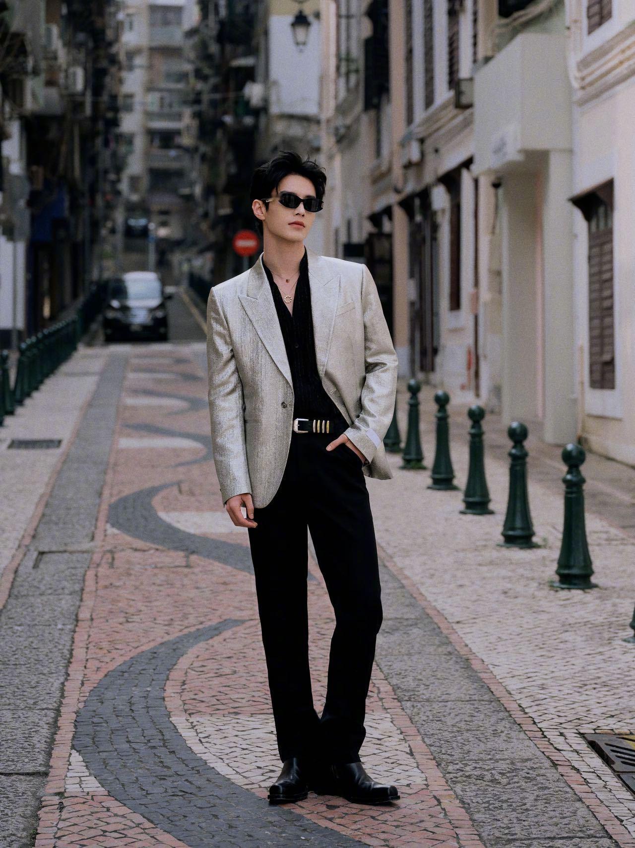 何与红毯双奢护航在两大奢侈品牌的共同打造下，何与的红毯造型从面料到配饰都充满匠心