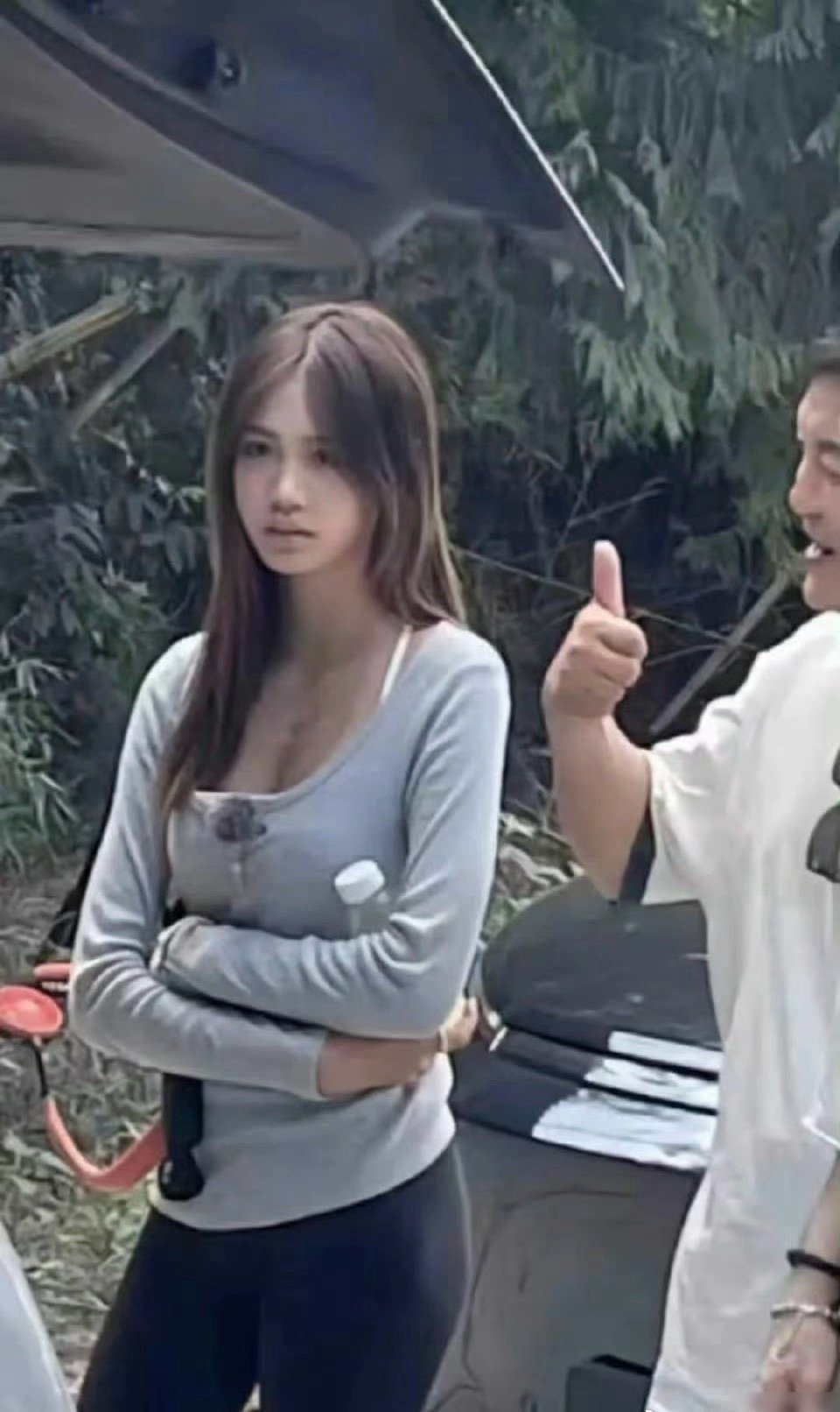电视上看着一般般，真人巨漂亮。她真是遗传到妈妈的所有优点 
