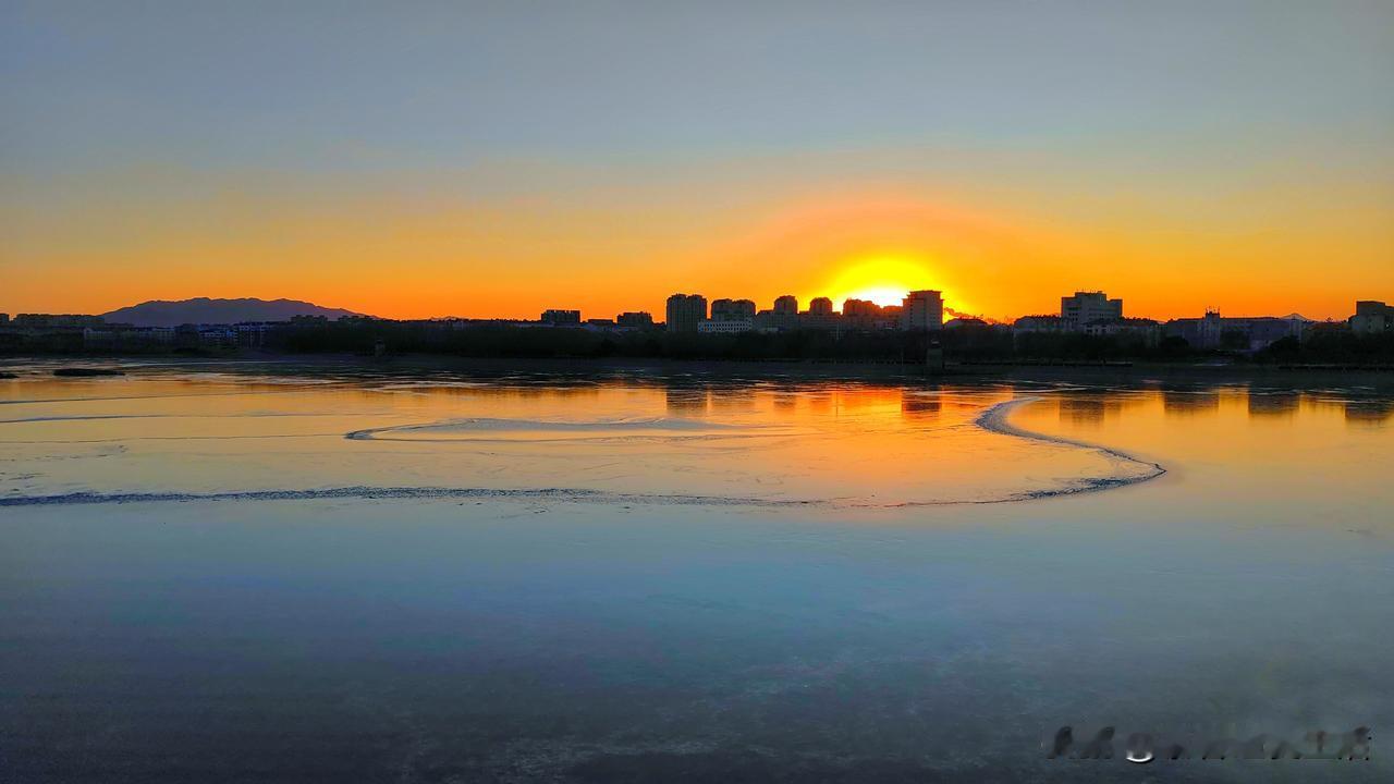 现在是一年中白天最短的时候吧，下午4.39分太阳就日落西山了。此时的朝阳市大凌河