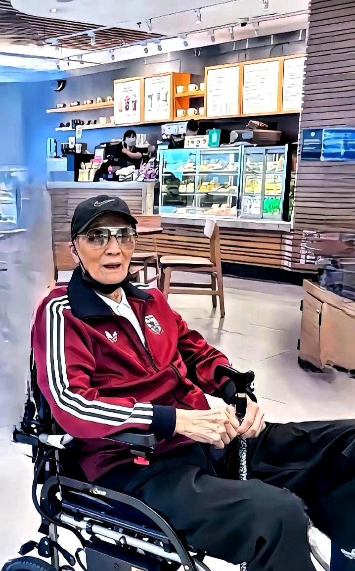 他打扮依旧新潮讲究，你敢信这已经90岁了？

这位老艺人，一身酒红色运动套装配棒
