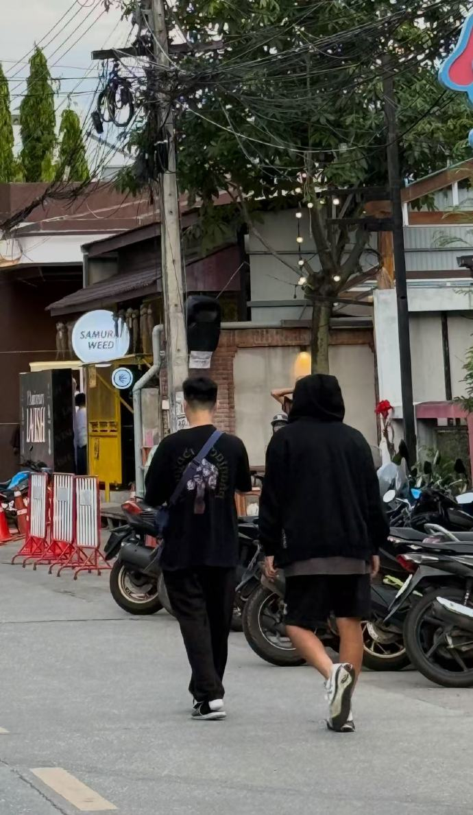 网友清迈偶遇周杰伦 哇塞有网友在泰国清迈偶遇了周杰伦，这是陪老婆录节目？ 