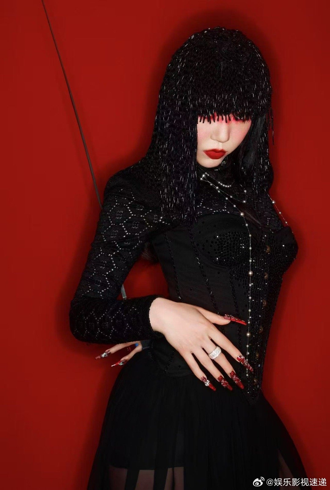 吴莫愁黑魔女造型吴莫愁黑魔女造型直接美出新高度！纯黑系穿搭配上霸气眼神，中世纪魔