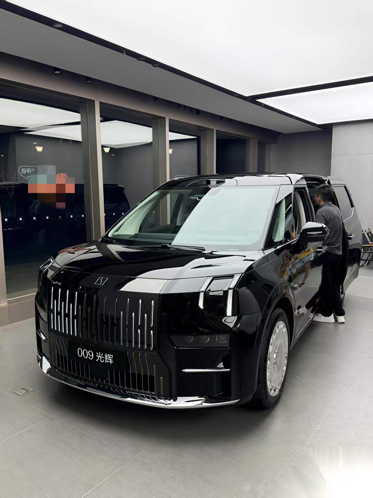 ZEEKR 009 价格现状与优惠行情探店解析
周末去极氪体验中心看车，展厅中央