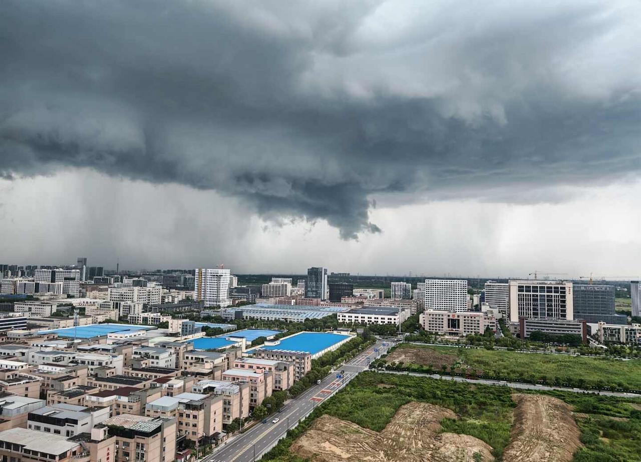要下大雨了嘛
这云好可怕😱，要下大雨了