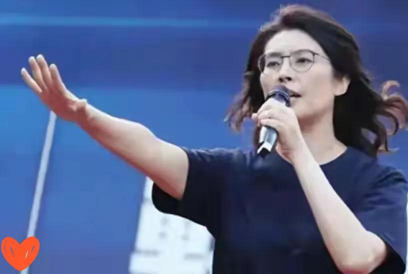 台海的天空最近有点热闹，解放军军机天天来"空中打卡"，轰-6K贴着台湾岛中线画圈