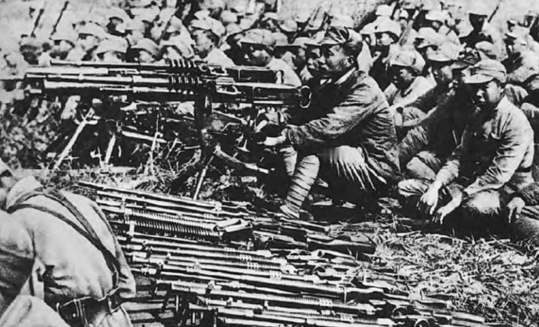 叶飞是新四军第三支队第6团团长，兵强马壮，武器精良。一次，陈老总找他要50挺机枪