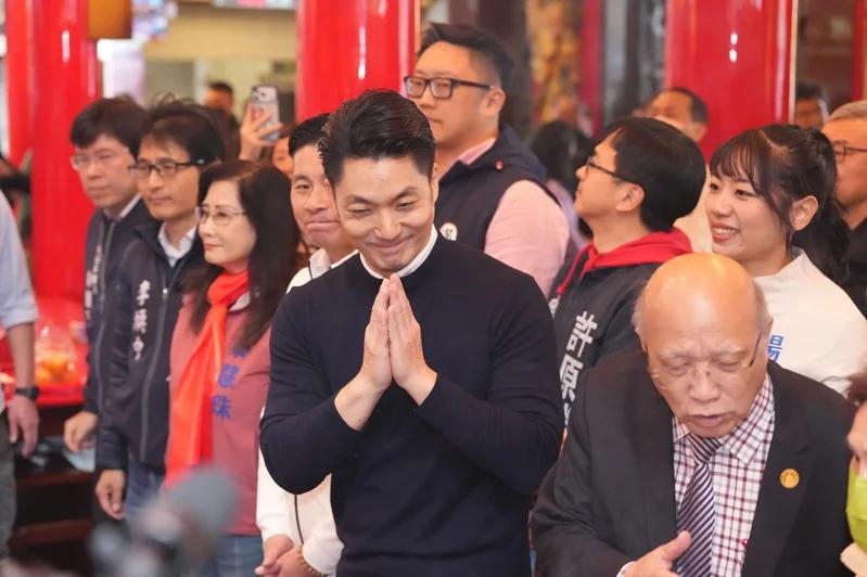 市长选战开跑？蓝营“超级母鸡”蒋万安春节行程满档 连扫3天宫庙
今年是选举年，已