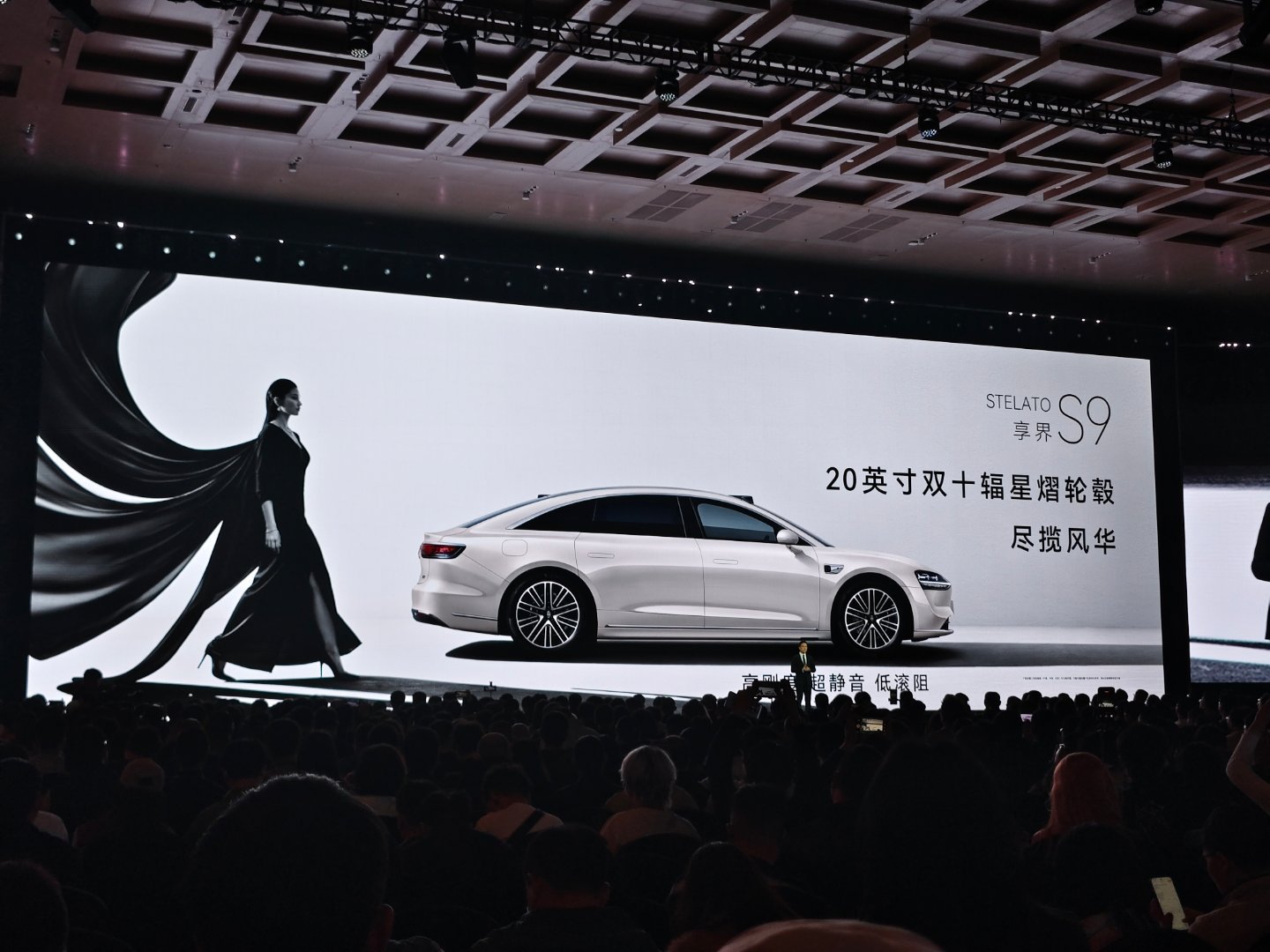 享界S9T 带来了星玫粉和白色的配色！包括轮毂也做了统一，有一说一这个粉真的很好