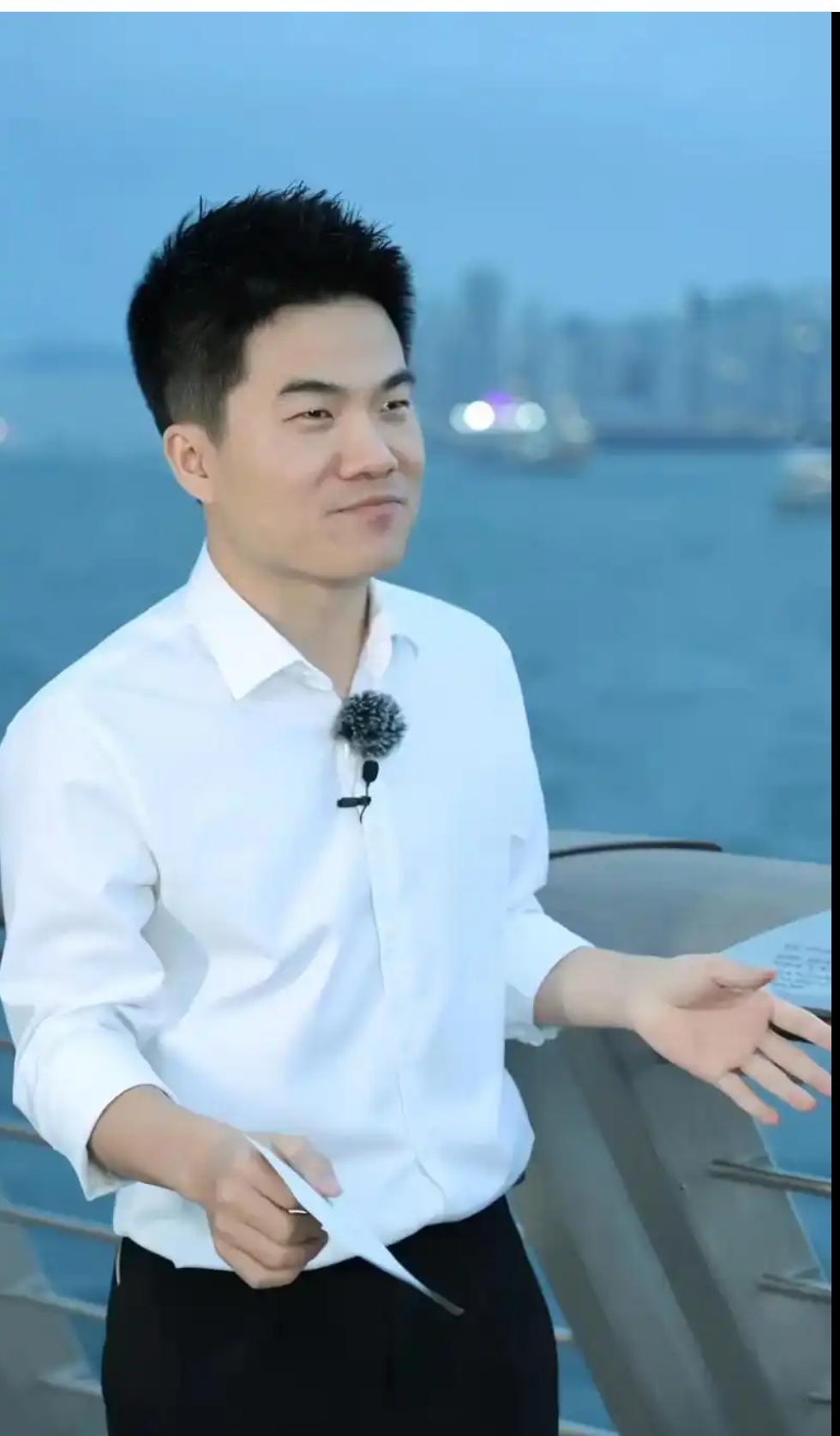 你凭着满腹诗书和真诚底色，
活成了很多人心中的光。
不用被外界的纷扰裹挟，
只管