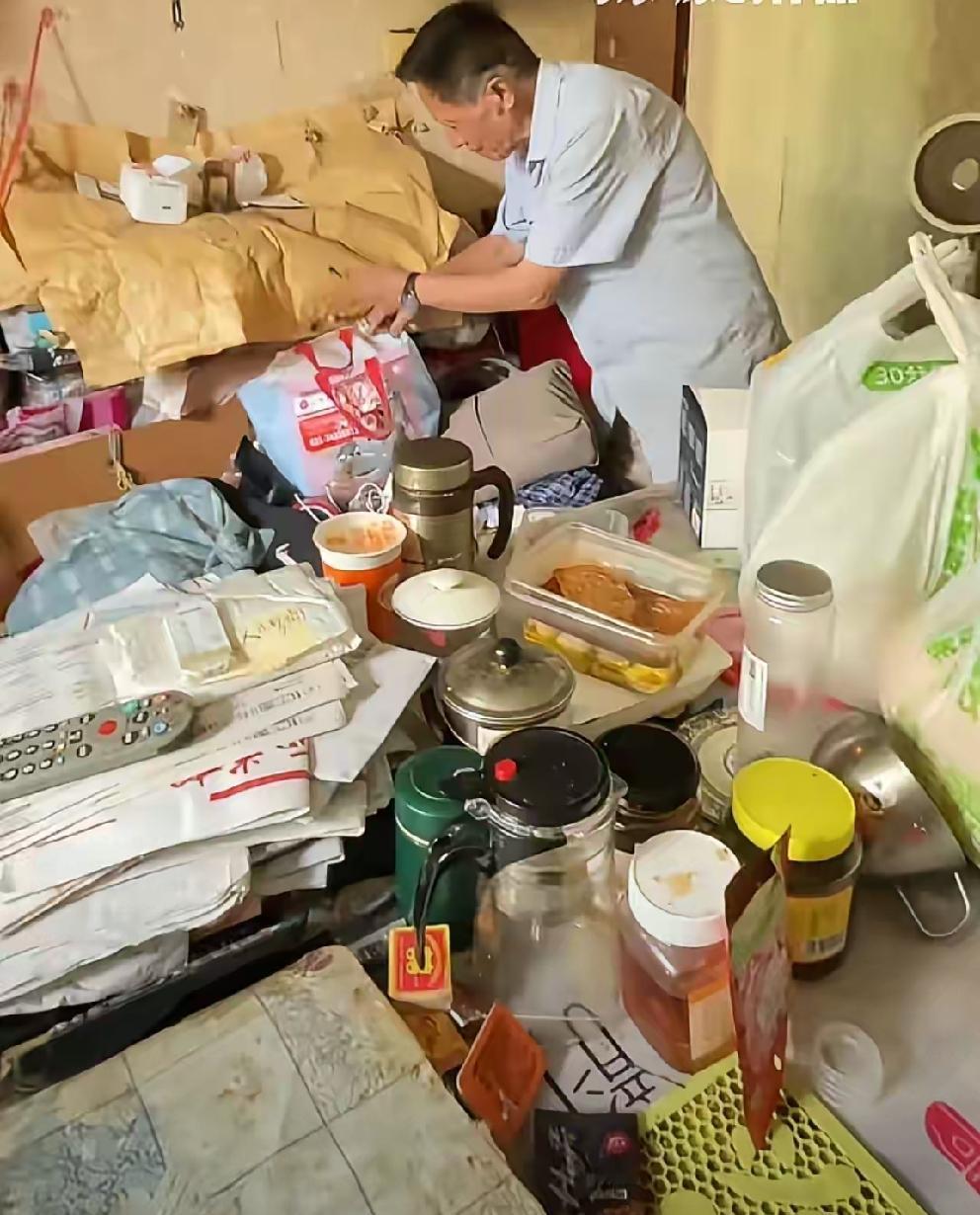 有的人把爷叔当成“乞丐”，可怜兮兮的！我们不妨把爷叔看作配合自媒体人搞创作，有付