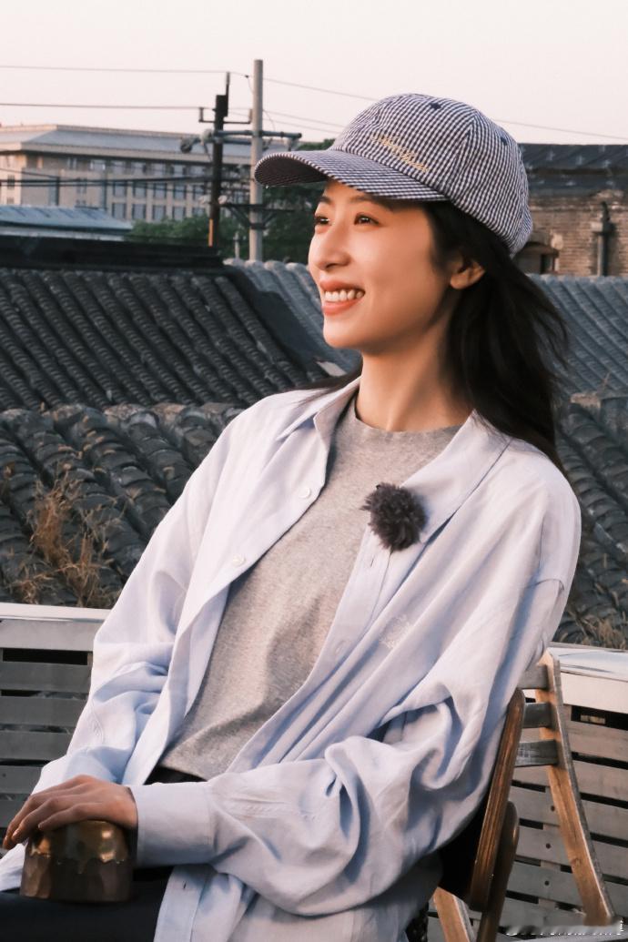 #周雨彤天台侧颜照##周雨彤和小猫一起伸懒腰# 周雨彤在天台上的侧颜照美得让人惊