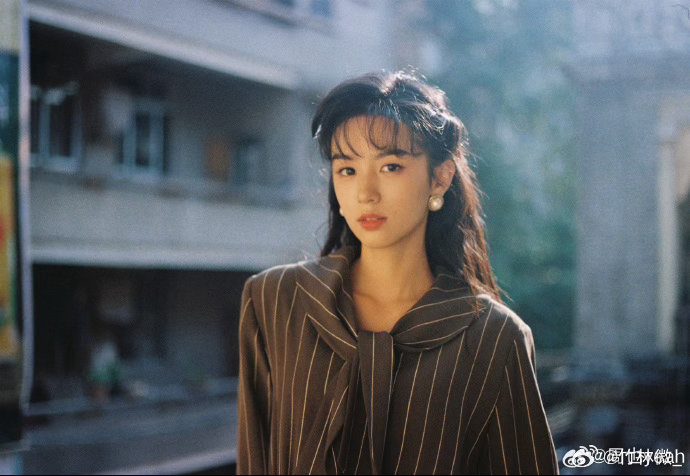 周也14秒换了11套衣服周也十四秒换装纯享版周也换装纯享版太绝了，每套复古穿搭都