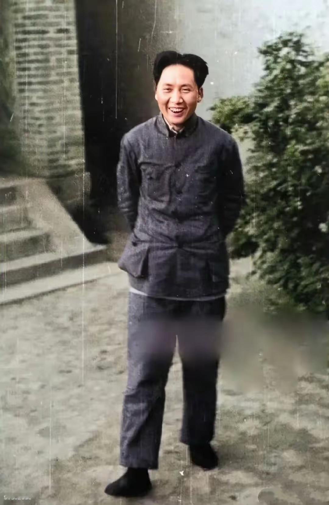 1930年的这张照片太珍贵了！37岁的毛主席双手背后，笑容灿烂到晃眼，这哪里是简