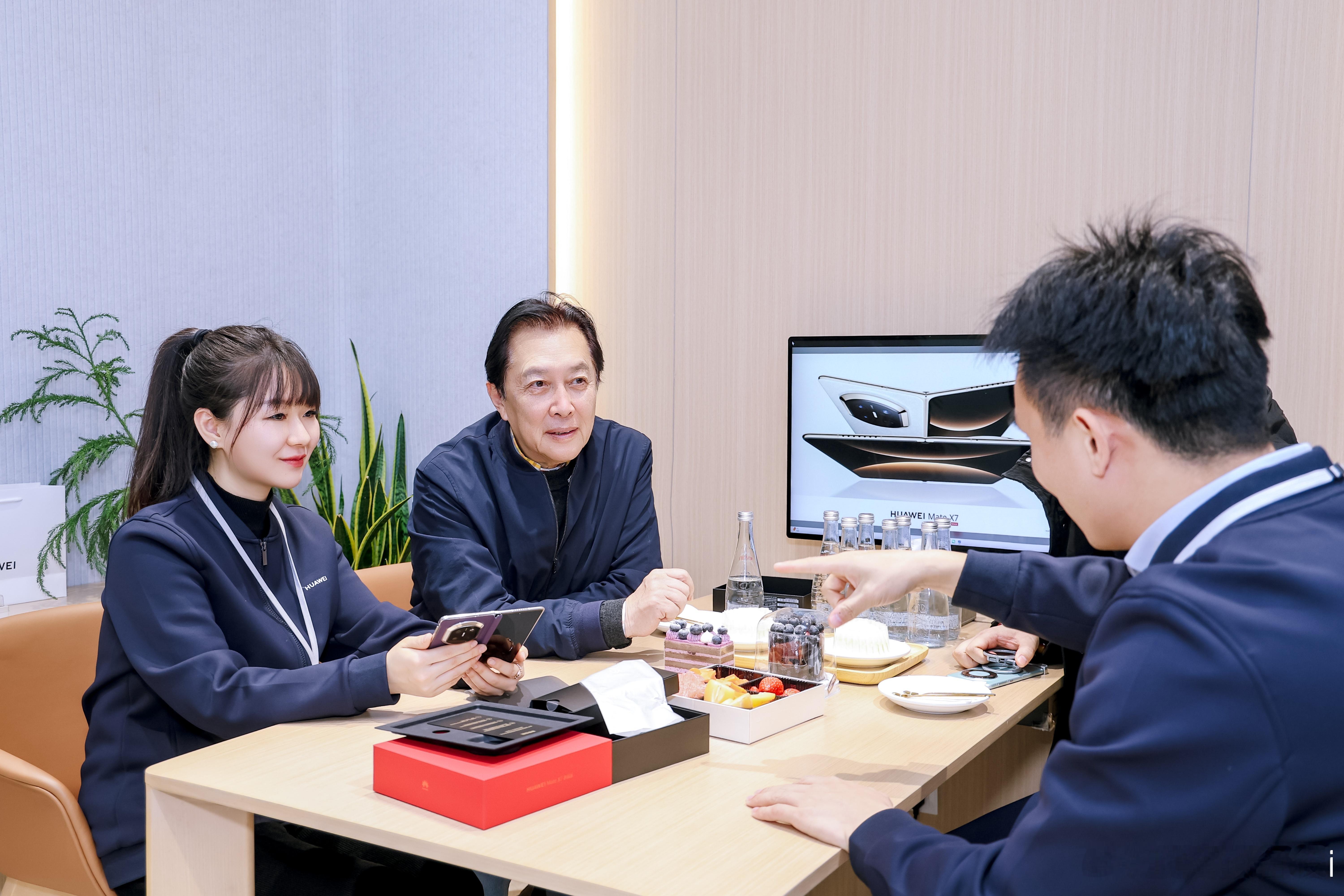 全国各地华为门店成偶遇明星现场偶遇唐国强北京逛街今日华为门店堪称“星光大道”，华