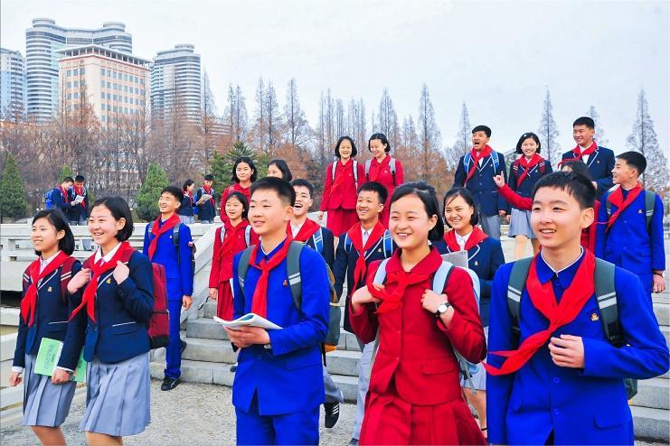 朝鲜的高中学生，他们兴高采烈的前往参加班级毕业仪式。
在朝鲜，每年11月左右高三