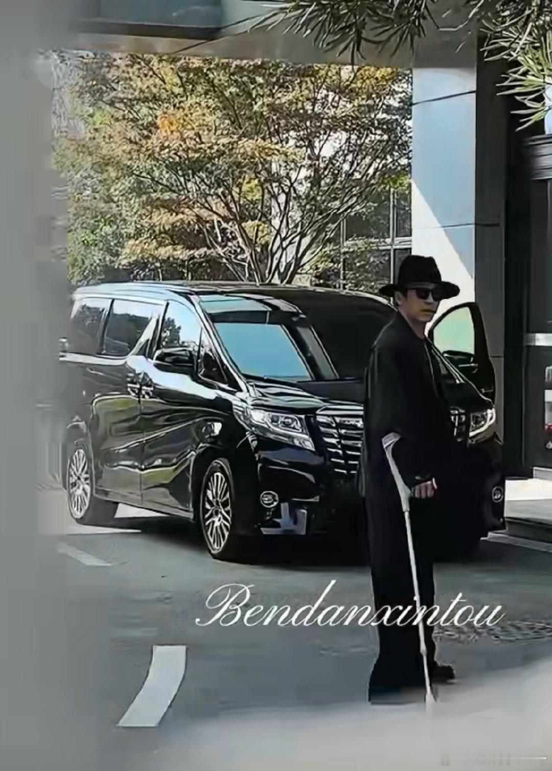 超哥第五次主持金鸡奖还拄着拐，脚踝受伤仍坚守舞台，这份对工作的热忱和责任感，真的