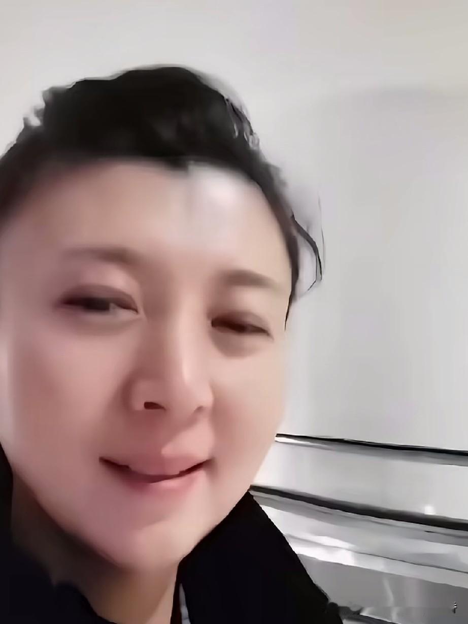 闫学晶深夜两点还在赶路，她一边走一边说:“这么晚了，都睡了吧？哈哈哈哈，我还在为