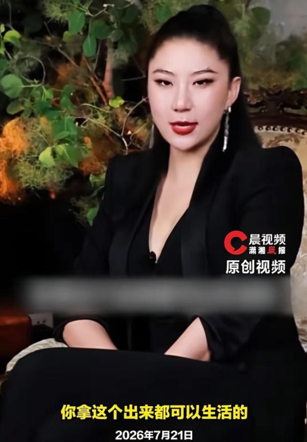 coco 在潇湘晨报《晨视频》的专访里说，谢贤先是劝她上海房产有前景，让她买房；