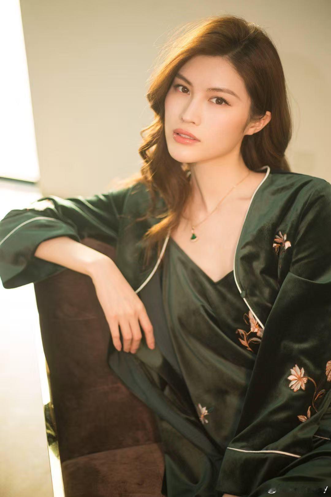 我只能说何穗不愧是超模来的何穗的名场面不止于T台 熟悉她维密T台的高光，但出圈名