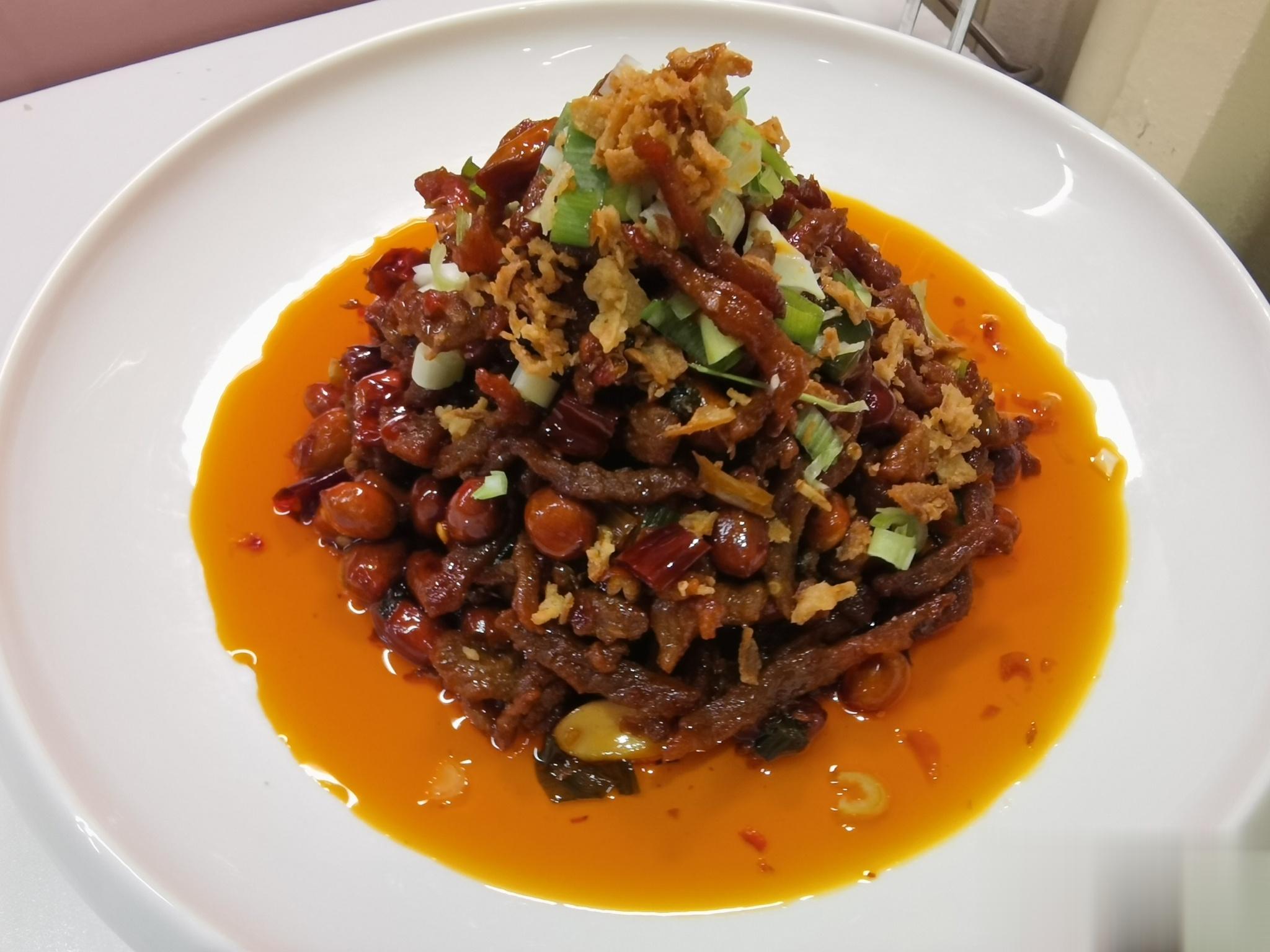 冷吃辣子肉丝 炎热的夏天来一盘辣子肉丝，会让你开胃的不要不要的！快试试今晚和家人