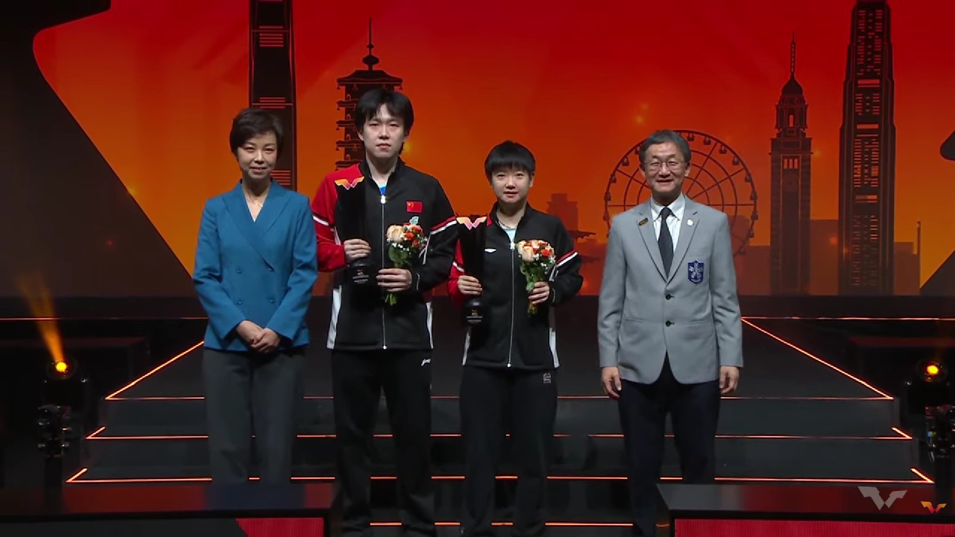 王楚钦拍了拍孙颖莎肩膀 孙颖莎带伤上阵!“莎头组合”获WTT年终总决赛混双亚军。