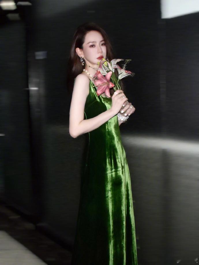 戚薇吊带绿裙 真的好美啊~ 好看好看 