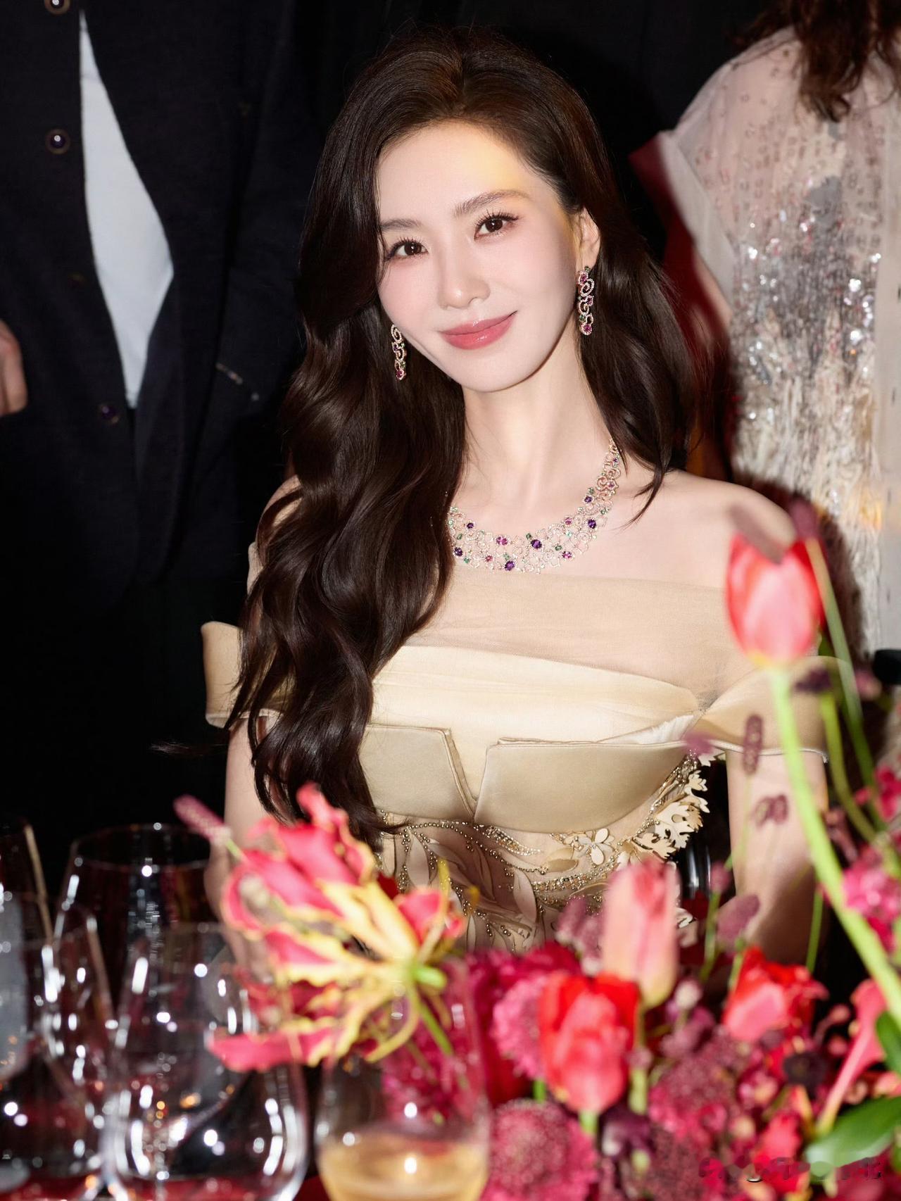 内娱资讯，刘诗诗身着一袭Georges Hobeika 2025秋冬系列高定礼服