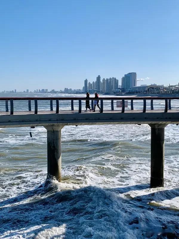 夏日的治愈瞬间那可老多啦！傍晚去海边溜达溜达，夕阳把天空染得红彤彤、橙灿灿的，海