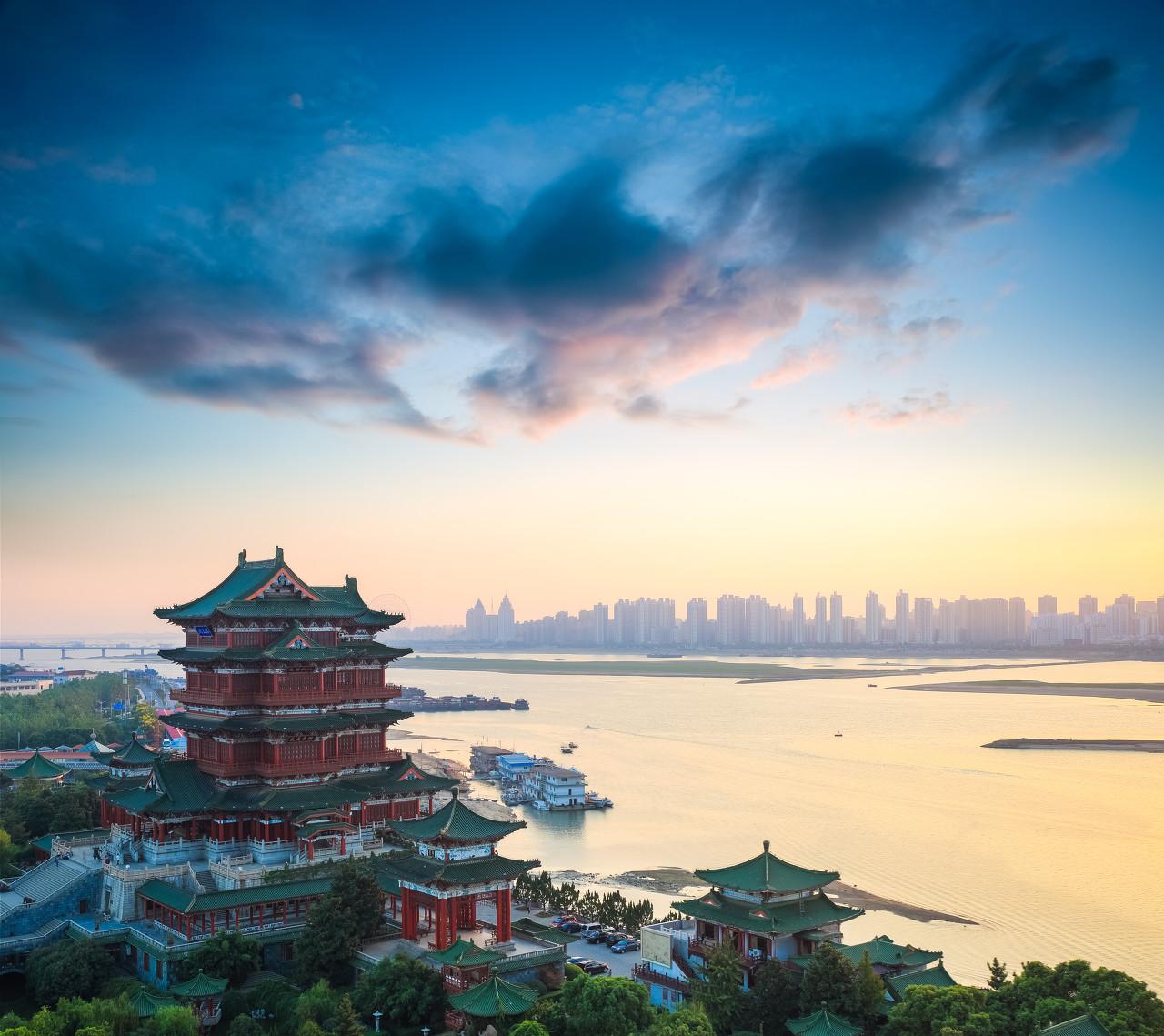 中国有江西省却没有江东省，这得从历史和地理因素来看。在古代，“江”一般特指长江。