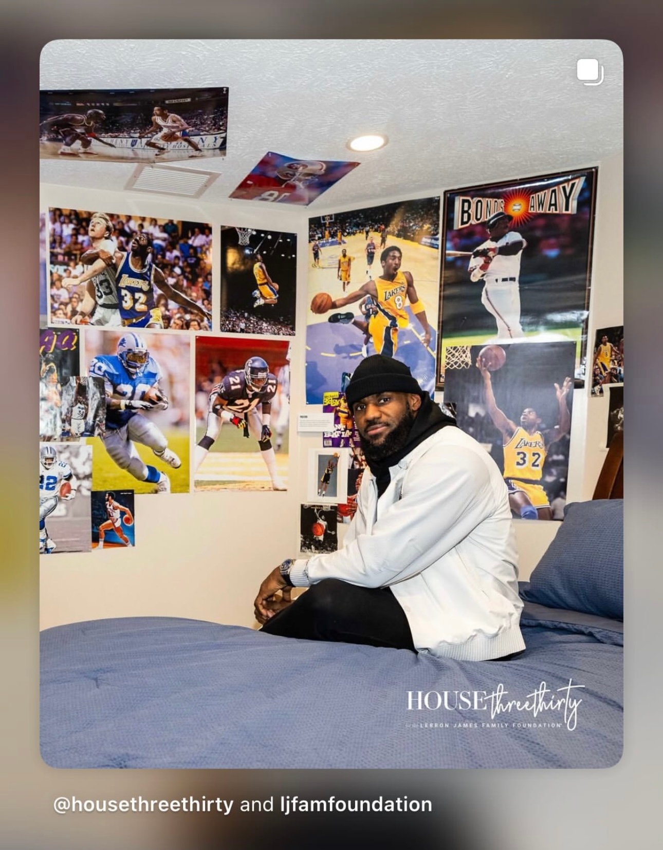 詹姆斯更新动态，回到家乡后去了自己的博物馆，与儿时的房间合影📷❤️ 