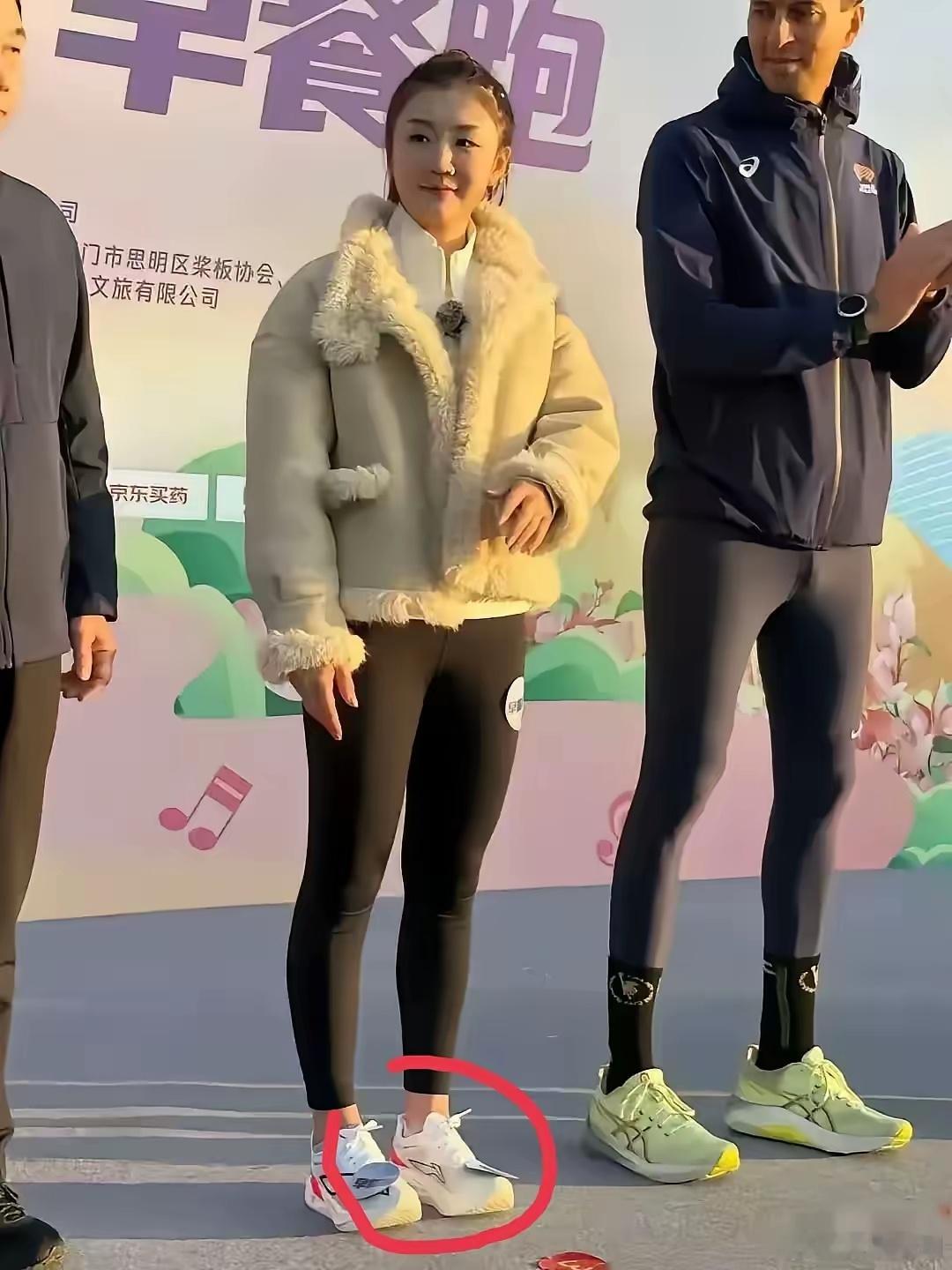 陈梦现身厦门马拉松早餐跑，宣传贴贴衣服上这个不难理解，不过把宣传贴贴两只鞋上是啥