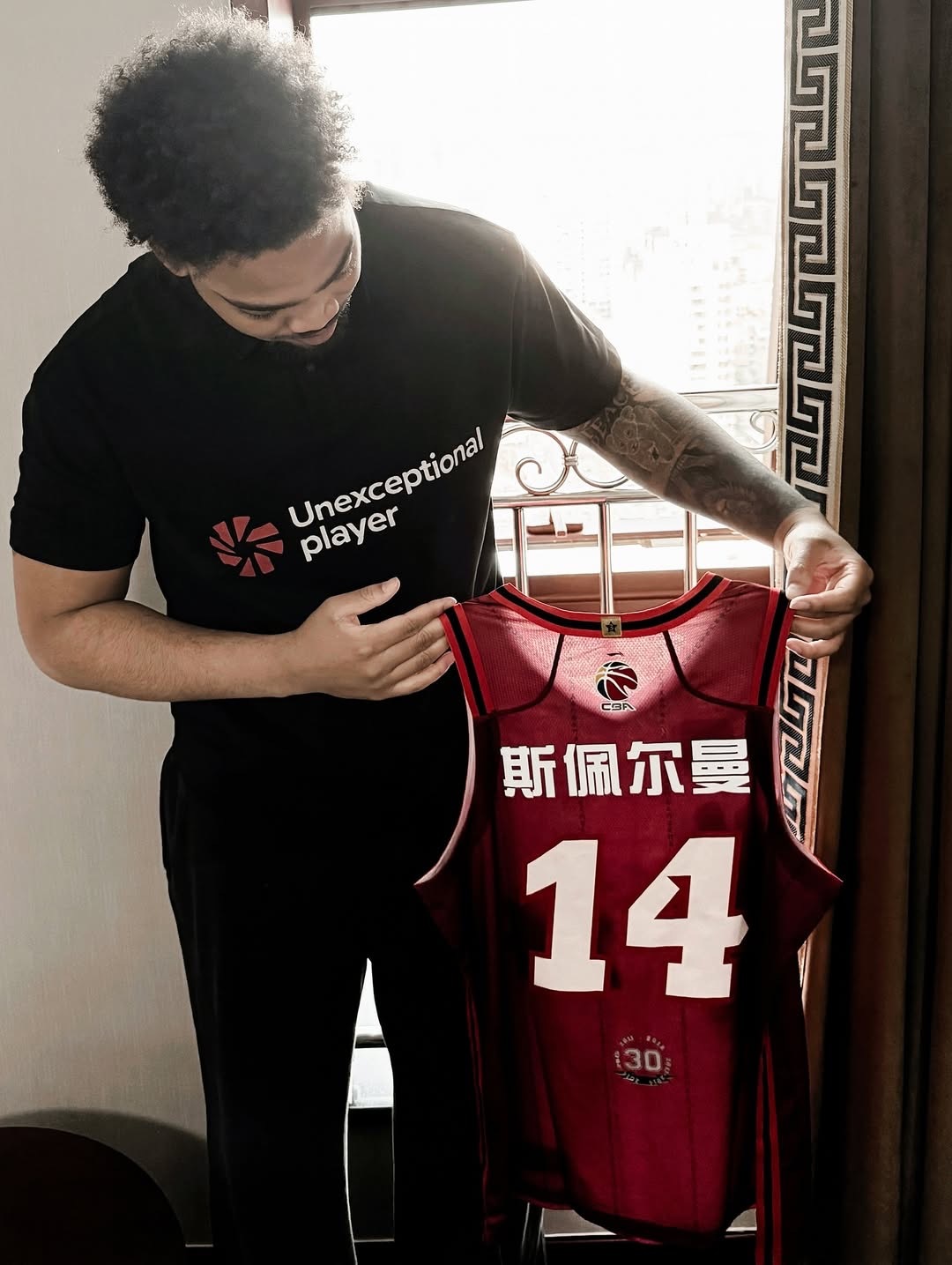 斯佩尔曼展示他的北京北汽新球衣，12月初在长沙的俱乐部杯，他就将开启新东家首秀。