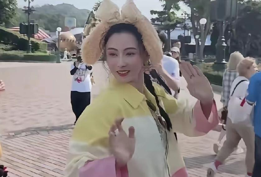说到做到！张柏芝兑现生日承诺，自掏腰包陪粉丝游迪士尼
 
     此前46岁生