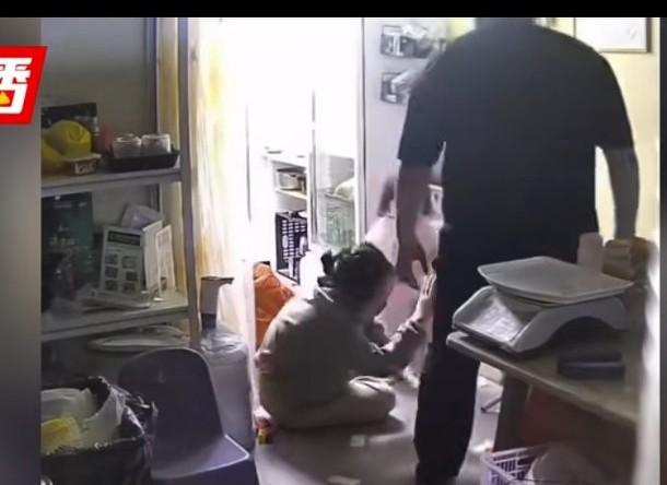 近日，一女子正在带孩子玩，突然因为低血糖引发晕厥倒地，
孩子看妈妈倒在地上，
本